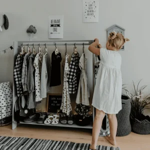 Portant Montessori avec Cintres Version 1